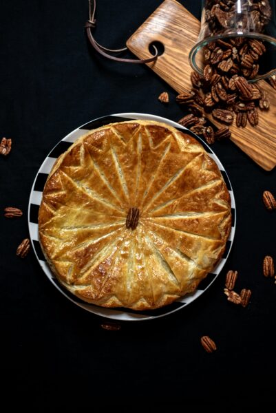 Cette photo représente une galette des rois pour la fête de l'épiphanie