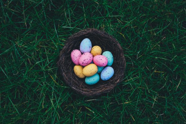 Cette image représente un panier avec des œufs pour la fête de Pâques